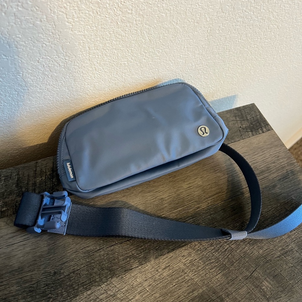 lululemon Solid Everywhere
Belt Bag Fanny Pack Oasis Blue